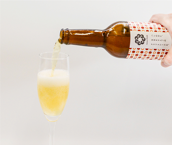 シードルを注ぐ様子