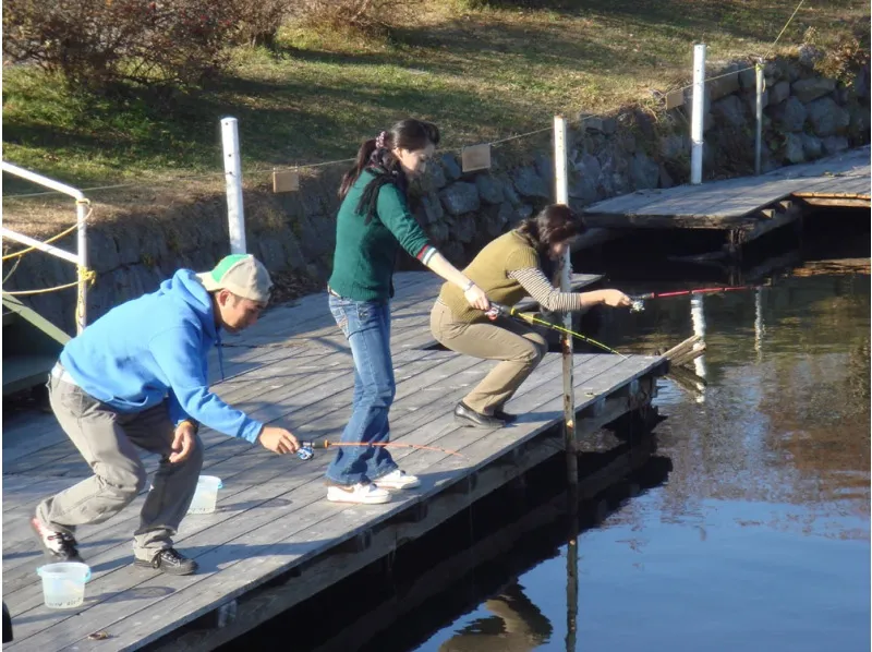 桟橋上わかさぎ釣り